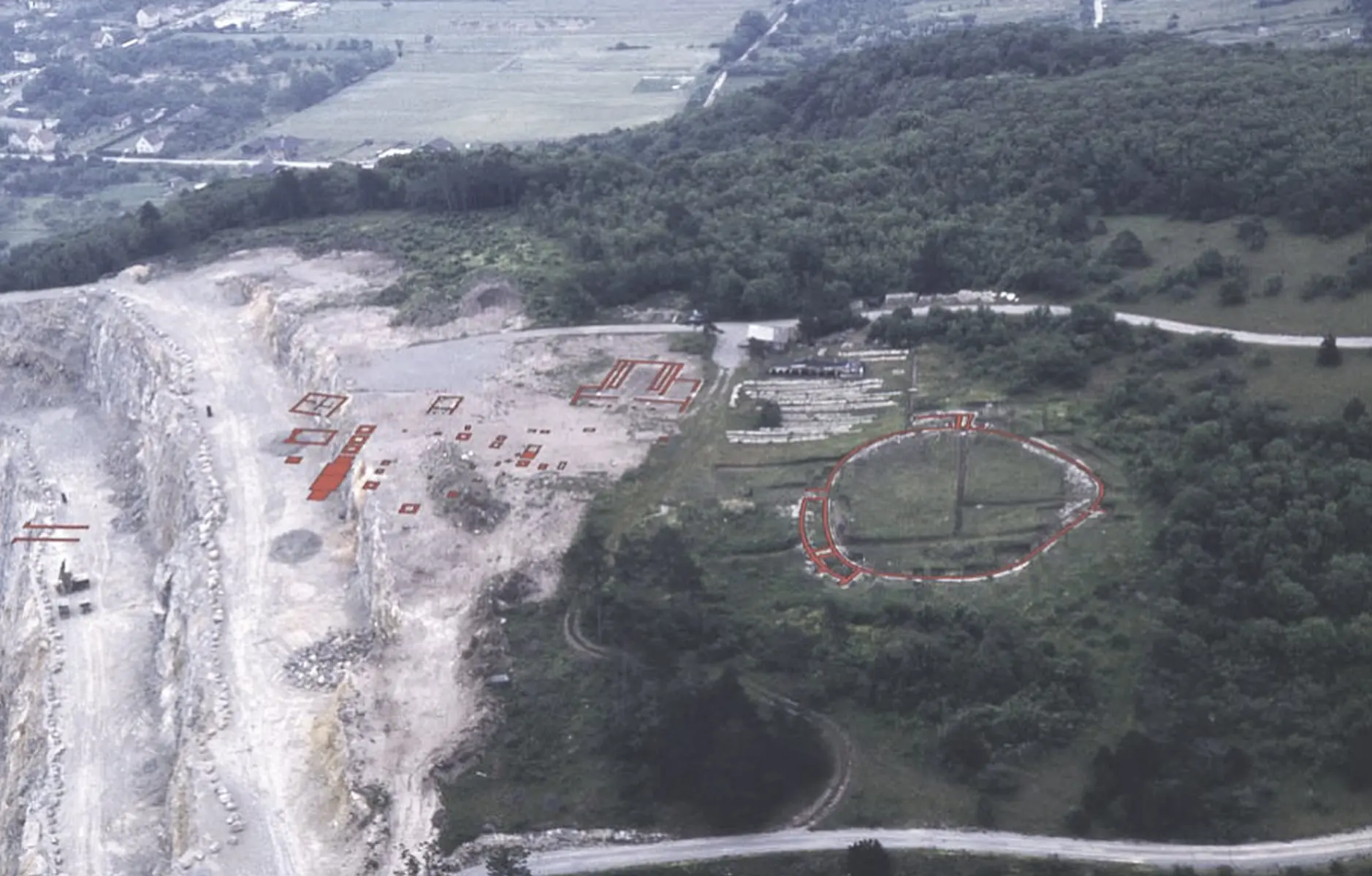 Luftbild mit Plan Ausgrabung Pfafenberg